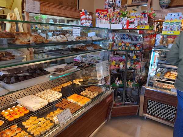 Fotografia tomada fuera de Pastelería Villa Versalles - Pastelería en Madrid, Madrid