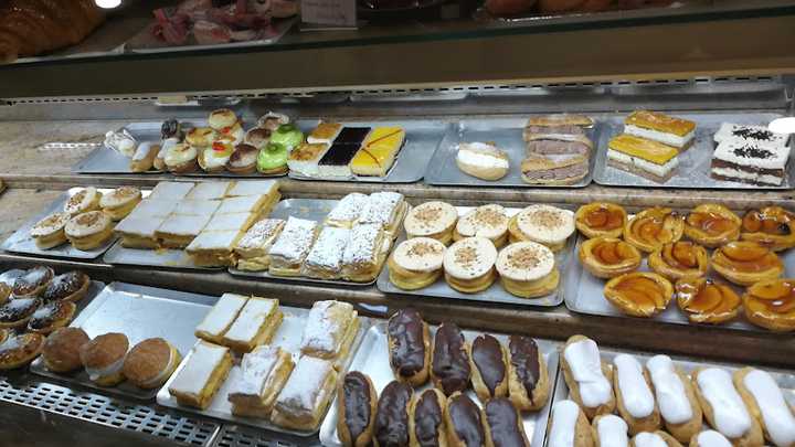 Fotografia tomada fuera de Pastelería y Confitería María Luisa - Pastelería en Sarón, Cantabria