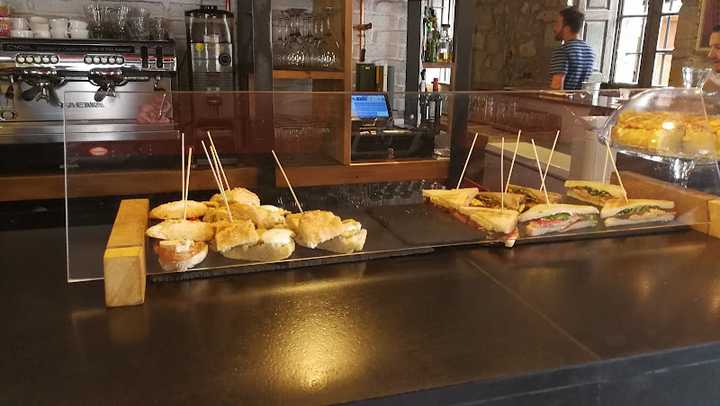Fotografia tomada fuera de Café Vinilo - cafeterías en Cabezón de la Sal, Cantabria