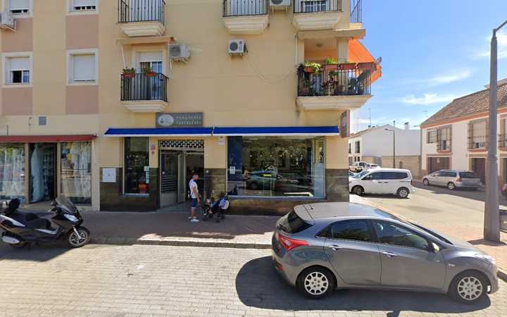 Fotografia tomada fuera de Pastelería-panadería Don Eladio - Pastelería en Palma del Río, Córdoba