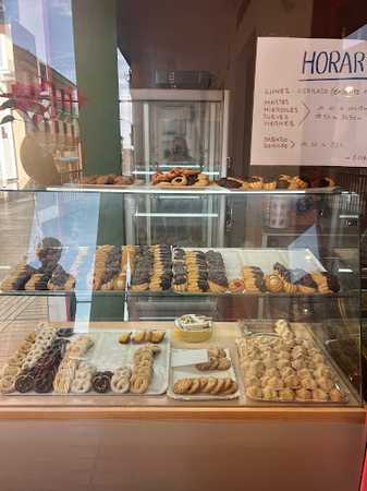 Fotografia tomada fuera de Pastelería-Pizzas La Bamba - Pastelería en Campo de Criptana, Ciudad Real
