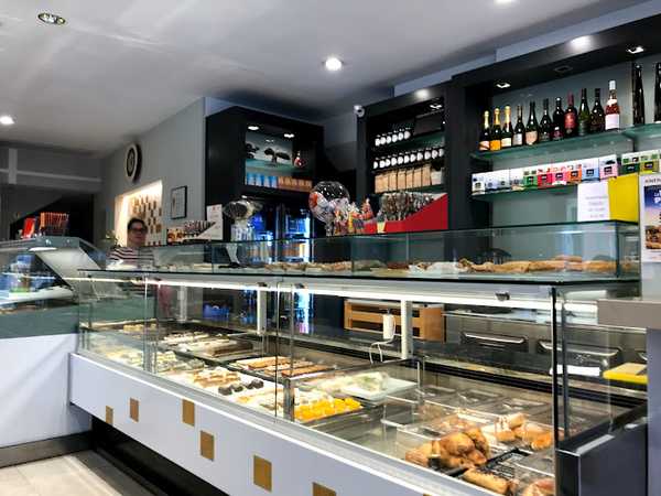 Fotografia tomada fuera de Pastisseria Cafeteria Font - Pastelería en La Bisbal d'Empordà, Girona