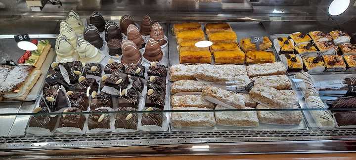 Fotografia tomada fuera de Pastissería Gallostra - Forn de pa en Blanes, Girona