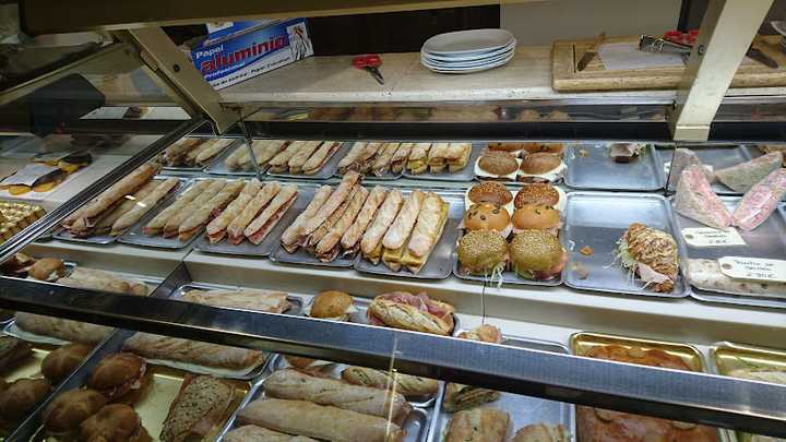 Fotografia tomada fuera de Pastisseria Glass - Forn de pa en Santa Coloma de Gramenet, Barcelona