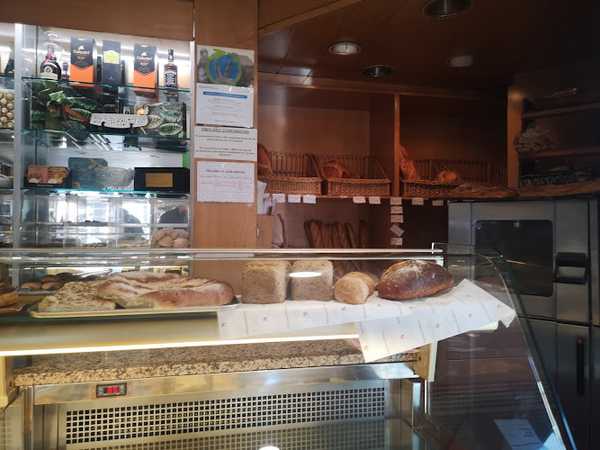 Fotografia tomada fuera de Pastisseria Serra - Tienda de tartas en Sant Hipòlit de Voltregà, Barcelona