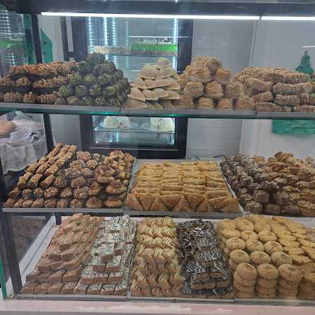 Fotografia tomada fuera de PASTISSERIA TANGER - Panadería en Santa Coloma de Gramenet, Barcelona