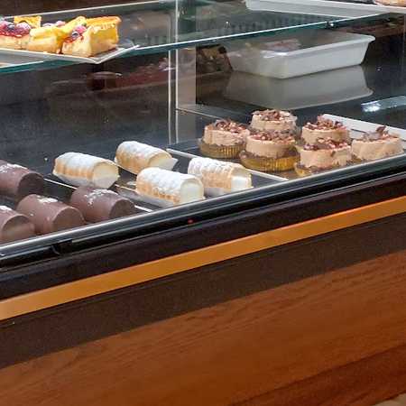 Fotografia tomada fuera de Pastisseria Tricas ,(Desde 1956). - Tienda de tartas en Mollerussa, Lleida