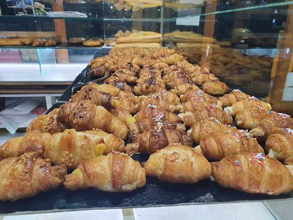 Fotografia tomada fuera de Pastisvivi - Pastelería en Cornellà de Llobregat, Barcelona