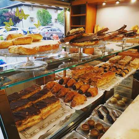 Fotografia tomada fuera de Patxes ugao - Pastelería en Ugao-Miraballes, Bizkaia