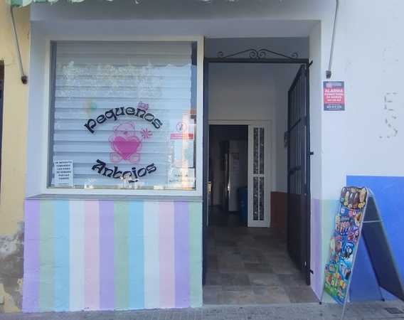 Fotografia tomada fuera de Pequeños Antojos - Tienda de golosinas en San Vicente de Alcántara, Badajoz