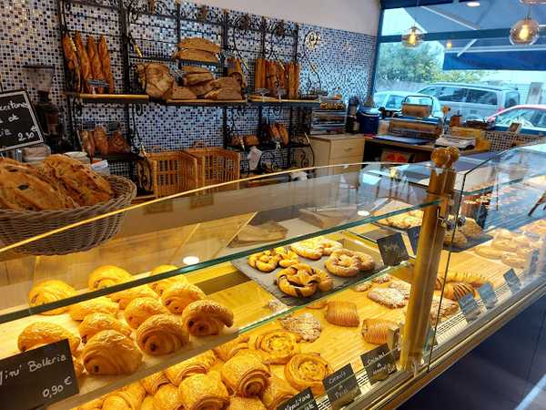 Fotografia tomada fuera de Pierre & Marcelle - Panadería Artesanal Francesa - Boulangerie en Jesús, Baleares
