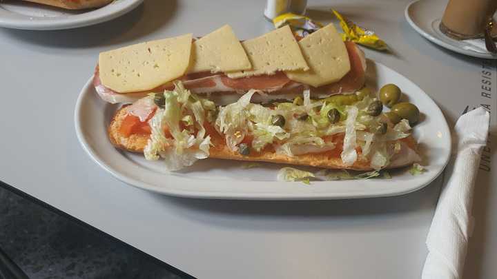 Fotografia tomada fuera de Cafetería Almudaina - bares en Artà, Baleares