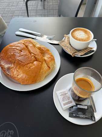 Fotografia tomada fuera de Piscolabis Panadería Pastelería La Esquina. - cafeterías en Salinetas, Las Palmas