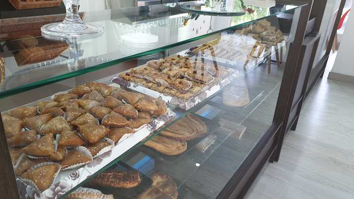 Fotografia tomada fuera de Cafetería Arabica - Cafetería cosplay en La Seu d'Urgell, Lleida