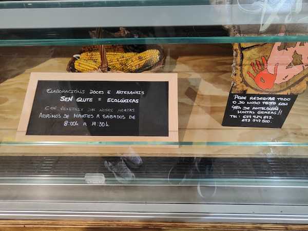 Fotografia tomada fuera de Primicias Raíña - Pastelería en Santiago de Compostela, A Coruña