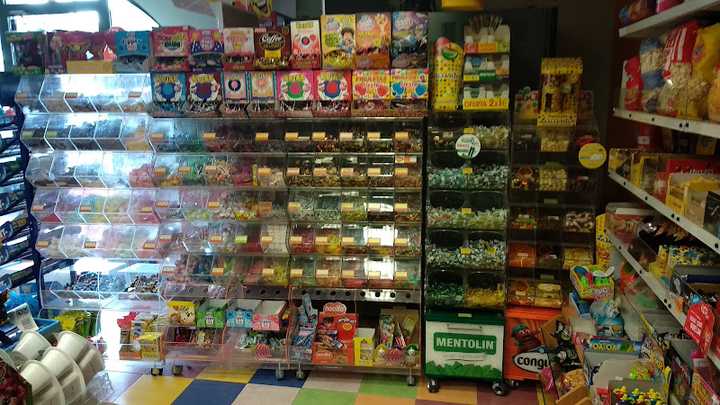 Fotografia tomada fuera de Punto De Ocio - Tienda de golosinas en Liencres, Cantabria
