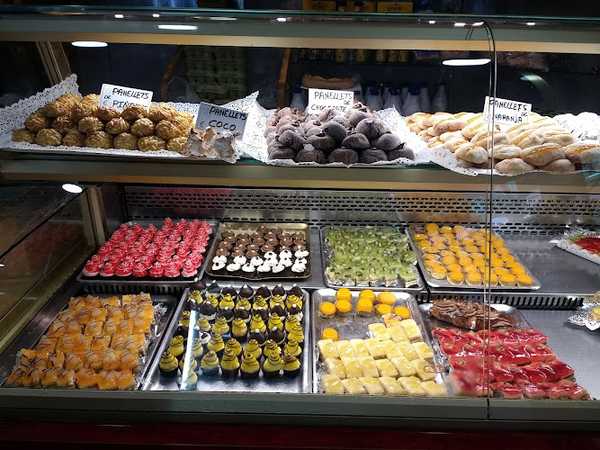Fotografia tomada fuera de Raquel Pastelería - Forn de pa en Sant Boi de Llobregat, Barcelona