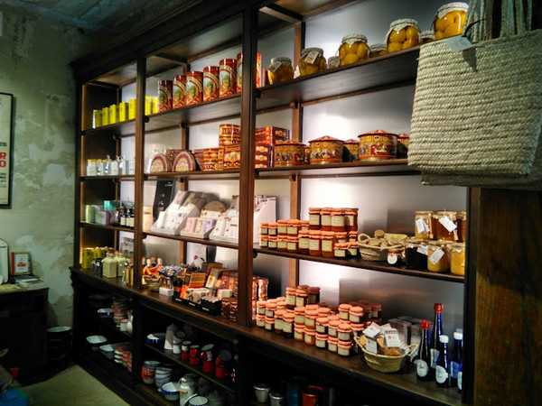Fotografia tomada fuera de Real Fábrica - Tienda de delicatessen en Madrid, Madrid
