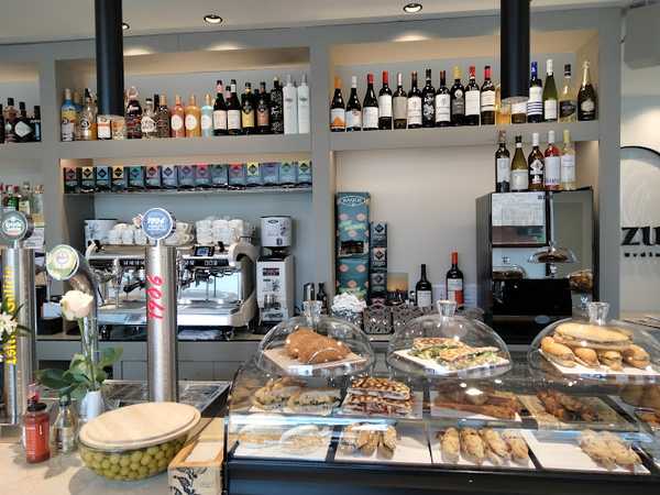 Fotografia tomada fuera de Cafetería Bar Lazur - cafeterías en Castro-Urdiales, Cantabria