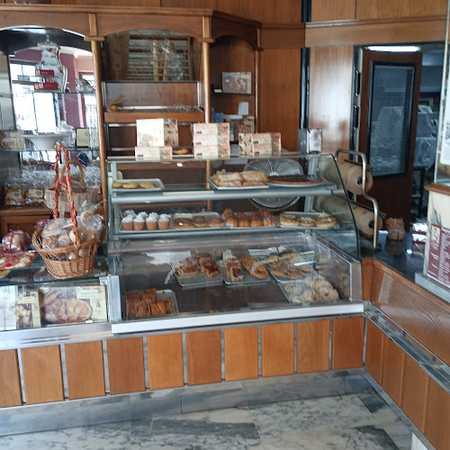 Fotografia tomada fuera de Repostería Casino (Cornellana y Oviedo) - Pastelería en Cornellana, Asturias