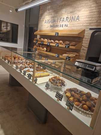 Fotografia tomada fuera de Aigua i Farina - Panadería en Sant Feliu de Llobregat, Barcelona