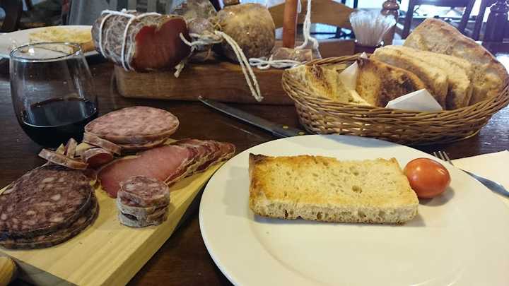 Fotografia tomada fuera de Restaurant Els Metges - Restaurant de cuina catalana en Cassà de la Selva, Girona