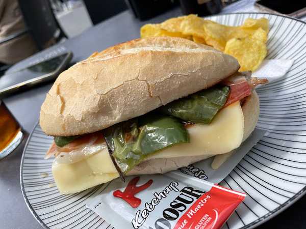 Fotografia tomada fuera de Cafetería Bohemios Plaza - Cafetería en Cabra, Córdoba