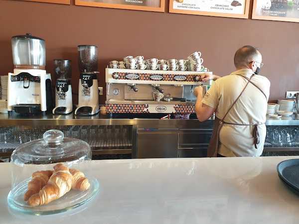 Fotografia tomada fuera de Restaurante Chocolatería Valor - restaurantes en Santa Pola, Alicante