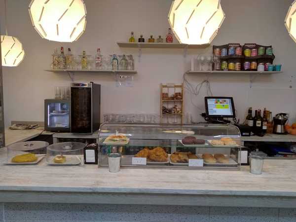 Fotografia tomada fuera de Cafetería Boulevard - bares en Torrelavega, Cantabria