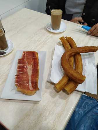 Fotografia tomada fuera de Cafetería Churrería Barrantes - Cafetería en Cáceres, Cáceres