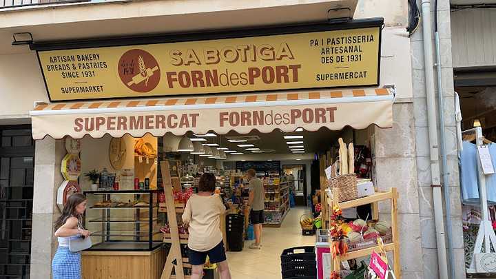 Fotografia tomada fuera de Sa botiga des forn des port - Supermercado en Port de Sóller, Baleares