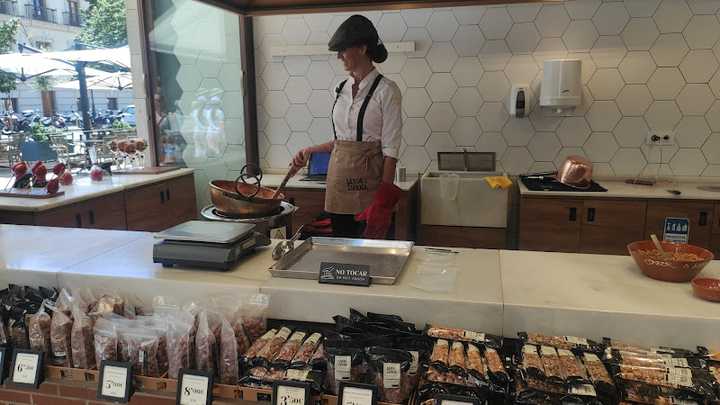Fotografia tomada fuera de Sabor a España - Tienda de delicatessen en Granada, Granada
