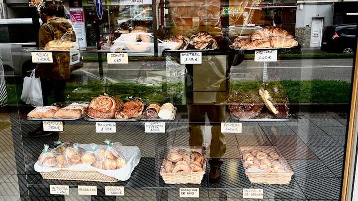 Fotografia tomada fuera de Sal con Pan - Panadería en Lugones, Asturias