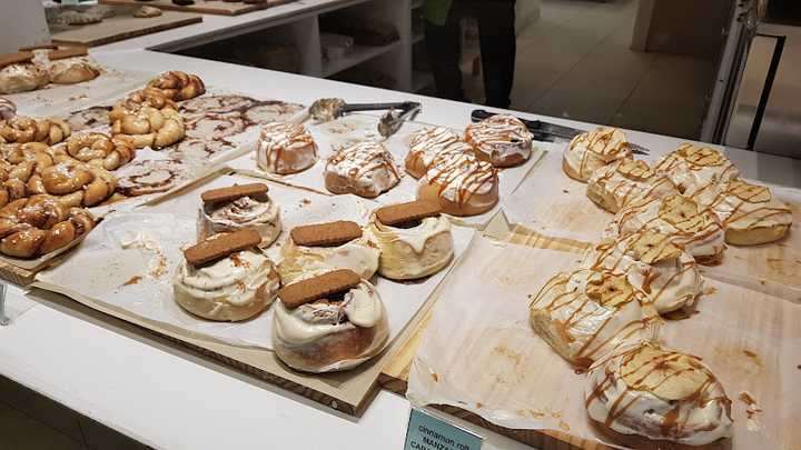 Fotografia tomada fuera de Salt in Cake - cheesecake, cinnamon roll and cookie - Pastelería en Alicante, Alicante