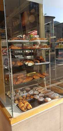 Fotografia tomada fuera de Salvat Pastissers - Pastelería en Sant Joan de les Abadesses, Girona