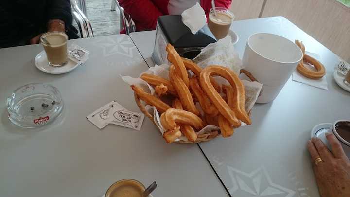 Fotografia tomada fuera de Cafetería Churrería Ulises - cafeterías en La Bañeza, León