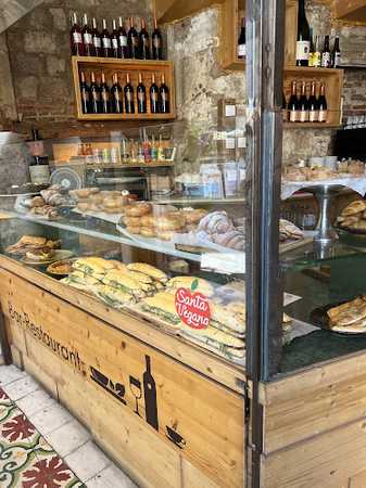 Fotografia tomada fuera de Santa Vegana - Restaurante vegano en Barcelona, Barcelona