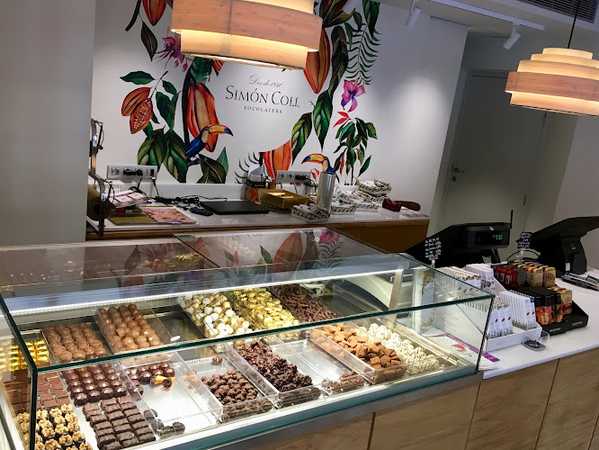 Fotografia tomada fuera de Simón Coll Bomboneria - Obrador i Sala de Tast - Tienda de productos de chocolate en Sant Sadurní d'Anoia, Barcelona