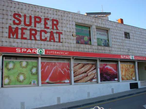 Fotografia tomada fuera de SPAR - Supermercat en Begur, Girona