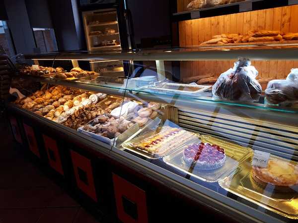 Fotografia tomada fuera de St. Pau - Panadería en Vilamalla, Girona