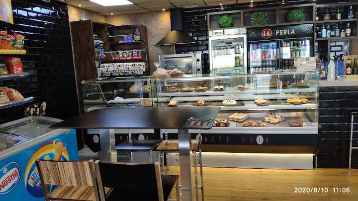 Fotografia tomada fuera de cafeteria dulceria La Perla - cafeterías en Peñarroya-Pueblonuevo, Córdoba