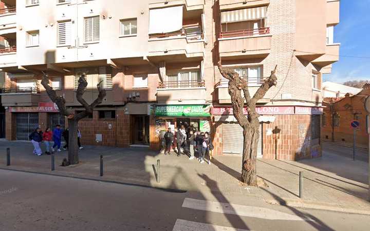 Fotografia tomada fuera de Super Caldes - Tienda de alimentación en Caldes de Montbui, Barcelona
