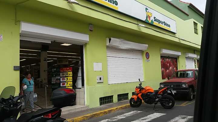 Fotografia tomada fuera de SuperDino Cardones - Supermercado en Cardones, Las Palmas