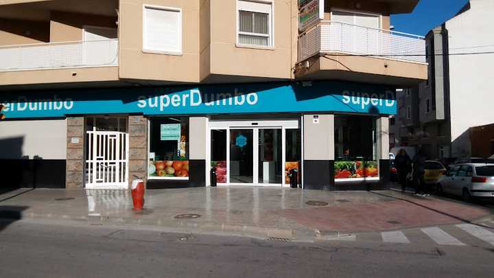 Fotografia tomada fuera de SuperDumbo - Supermercado en Orihuela, Alicante