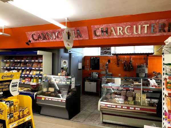 Fotografia tomada fuera de Supermercado Claudio - Supermercado en Portomarín, Lugo