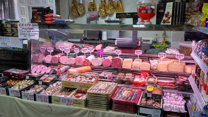Fotografia tomada fuera de SUPERMERCADO GONZALEZ VALDERICEDA C.B. - Supermercado en Orusco de Tajuña, Madrid