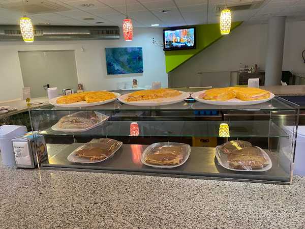 Fotografia tomada fuera de Cafeteria El Salero - cafeterías en Revilla de Camargo, Cantabria