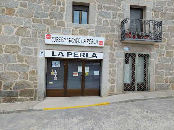 Fotografia tomada fuera de Supermercado La Perla - Tienda de alimentación en Burgohondo, Ávila