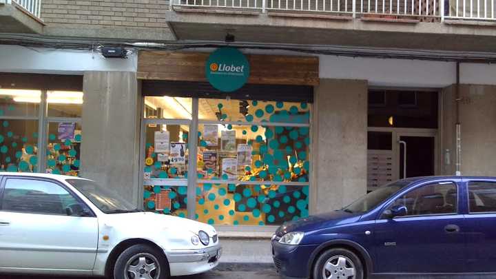 Fotografia tomada fuera de Supermercado Llobet - Supermercat en Manresa, Barcelona
