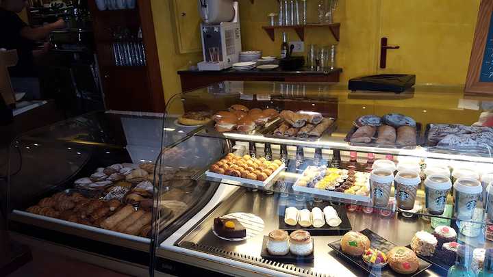 Fotografia tomada fuera de Cafeteria Fàbrega - cafeterías en Figueres, Girona